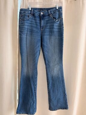 American Eagle Outfitters Women's Medium Blue Flare Curvy Jeans